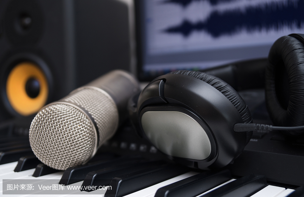 混頻器,電容麥克風(fēng)和專(zhuān)業(yè)監(jiān)視器。家庭音樂(lè)工作室的概念。