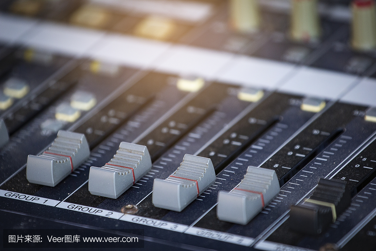 幻燈片調節音頻混音器的音量。工作室錄音設備