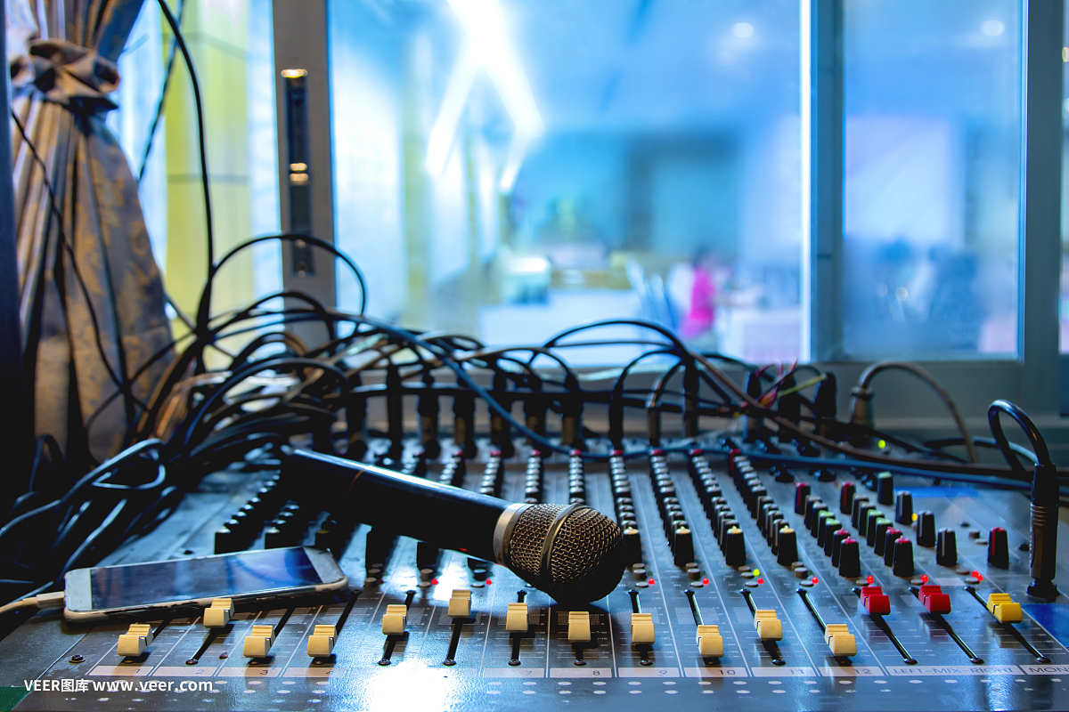 錄音室錄音師混音臺上的麥克風。